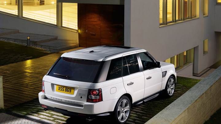 Back Pose Of 2010 Range Rover Sport In White